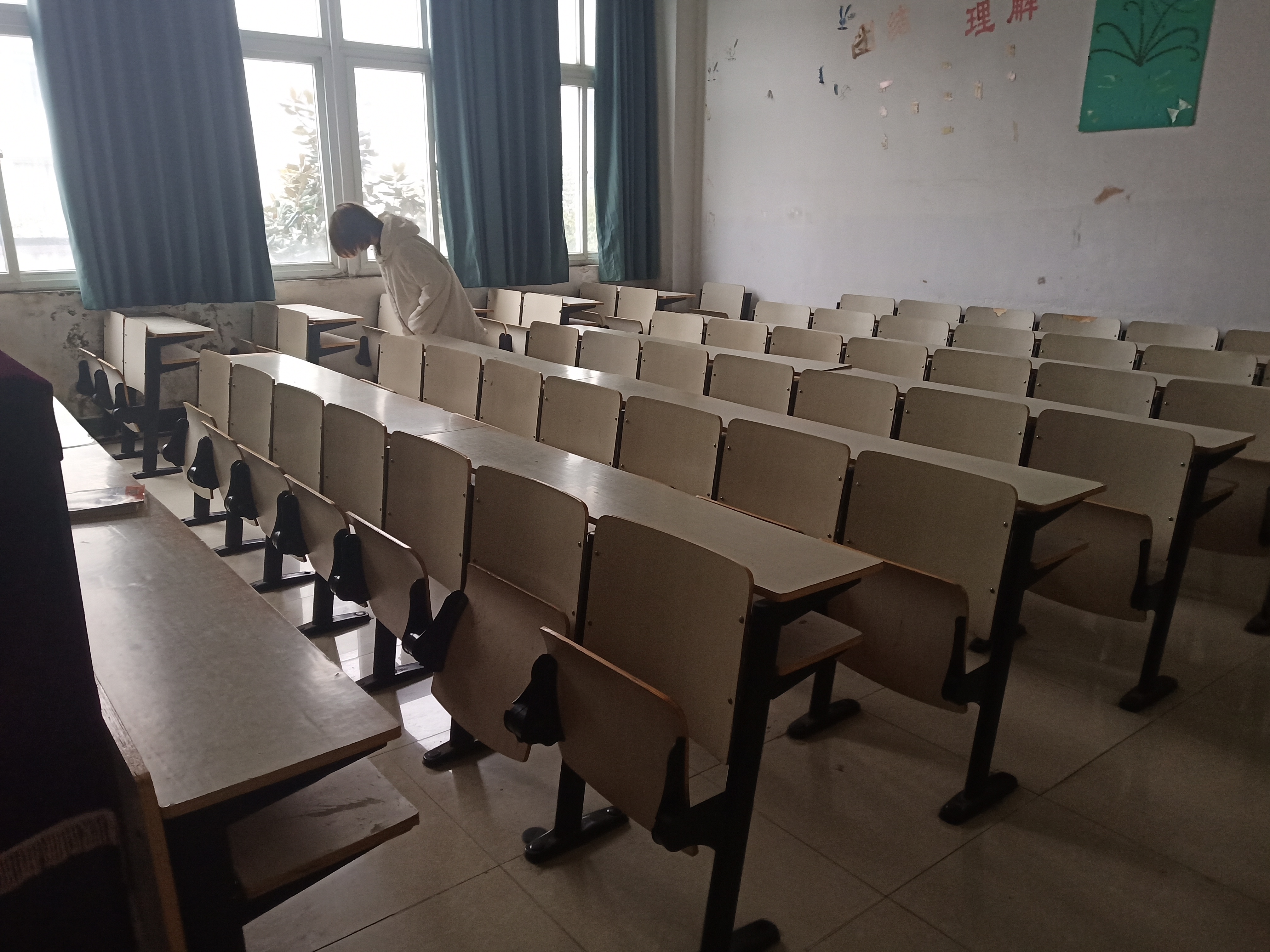 教师教育系开展学期初教室卫生大扫除活动